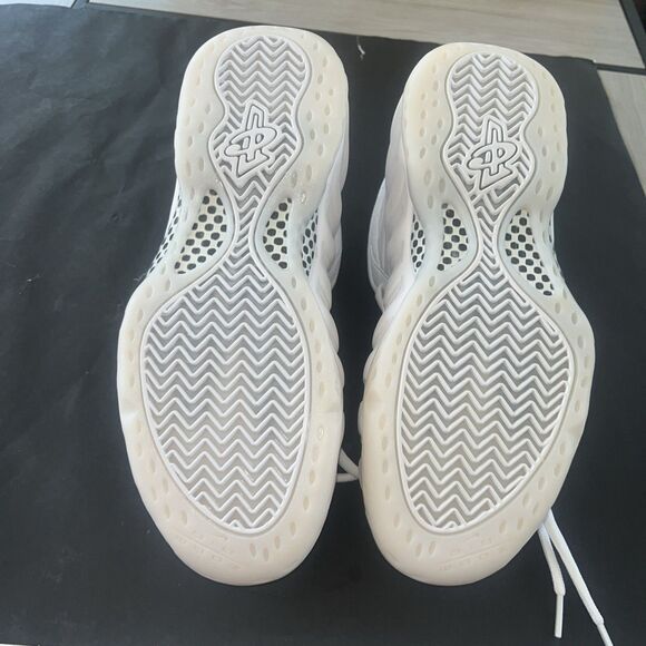 Size 9 - Nike Air Foamposite One Triple White main image 5